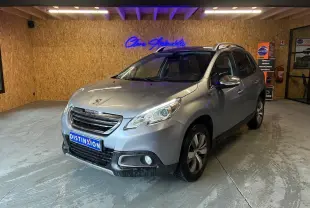 Peugeot 2008 gris vue 3/4 avant droit dans un garage avec toit ouvrant et jantes alliage.