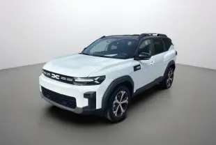 Vue 3/4 avant droit du Dacia Bigster blanc toit noir avec jantes alu et barres de toit noires.