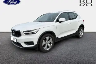 Vue 3/4 avant droite d'un Volvo XC40 blanc Glace avec jantes alliage et calandre noire distinctive.