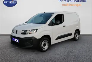 Peugeot Partner blanc Kaolin en 3/4 avant droit, fourgon utilitaire avec protections noires sur les portières.