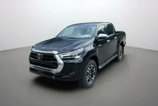 Toyota Hilux 4x4 noir 2025 en 3/4 avant droit, avec calandre chromée et jantes alliage distinctives.