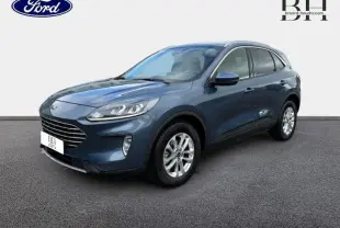 Ford Kuga bleu azur métallisé en vue 3/4 avant droit, avec jantes alu et vitres arrière surteintées.