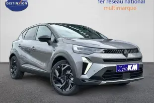 Vue 3/4 avant du Renault Captur 2026 gris Cassiopée/Noir Étoilé avec jantes noires et signature lumineuse distinctive.