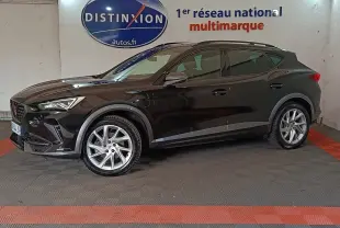 Vue de profil côté gauche d'un CUPRA Formentor noir 2024 avec rails de toit assortis et jantes argentées.