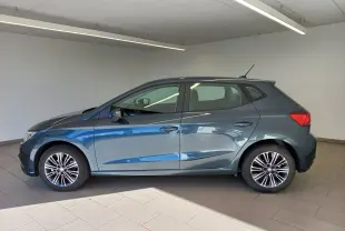 Vue de profil côté gauche d'une SEAT Ibiza 2025 gris magnétique, avec jantes alliage et antenne de toit visible.