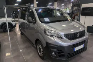 PEUGEOT Expert Fourgon gris acier vu en 3/4 avant droit, avec store Omnistor et aménagement intérieur visible.