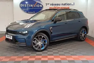 Vue 3/4 avant droit d'un SUV Link & Co 01 bleu avec jantes bicolores et toit ouvrant en intérieur showroom.