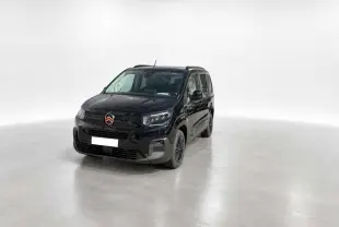 Citroën Berlingo noir perla nera en 3/4 avant droit, avec barres de toit et jantes noires distinctives.