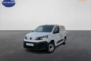 Peugeot Partner Fourgon blanc vu en 3/4 avant droit, avec calandre noire et jantes tôles grises.