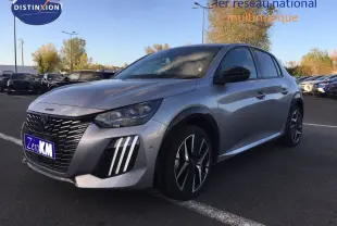 Peugeot 208 gris Artense métal vue 3/4 avant droit, avec phares LED et jantes alliage distinctives.