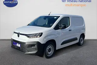 Vue 3/4 avant droite du Citroën Berlingo blanc Icy, fourgon utilitaire avec pare-chocs noir et jantes acier.