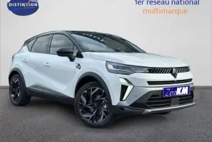 Vue 3/4 avant du Renault Captur 1.8 E-Tech hybride blanc nacré avec toit noir et jantes noires distinctives.