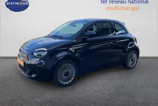 Fiat 500 électrique noir Onyx vue 3/4 avant droit, avec jantes spécifiques et calandre arrondie distinctive.