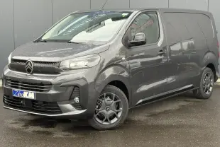 Vue 3/4 avant droite d'un Citroën Jumpy gris titane avec phares Full LED et jantes spécifiques Pack Look.