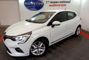 Renault Clio Business TCe 90 blanche vue en 3/4 avant droit, avec phares LED et jantes alliage visibles.