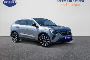 Renault Austral gris schiste en 3/4 avant droit, avec jantes alliage et signature lumineuse LED distinctive.