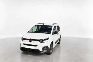 Vue 3/4 avant droite du Citroën Berlingo Kaolin white avec barres de toit et protections latérales noires.