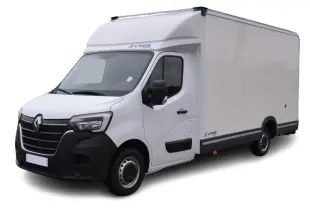 Vue 3/4 avant d’un Renault Master Planche Cabine blanc avec caisse bois, pare-chocs noirs et logo Renault visible.