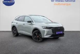 Vue 3/4 avant droite du DS7 E-TENSE 225ch gris 2024 avec calandre noire et jantes noires distinctives.
