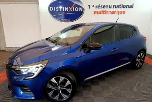 Renault Clio Evolution SCe 65 bleu en vue 3/4 avant droit, avec jantes alliage et feux LED allumés.