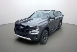 Ford Ranger V6 240 Wildtrak gris carbone, vue 3/4 avant droit avec hardtop et jantes alu noires.