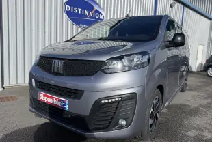 Vue de profil côté gauche d'un FIAT Scudo cabine approfondie gris 2022 avec vitres arrière teintées et jantes bi-ton.