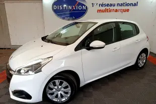 Peugeot 208 blanche vue 3/4 avant droit en intérieur avec jantes acier et rétroviseurs blancs.