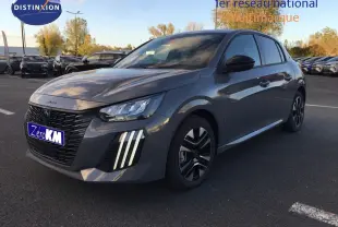 PEUGEOT 208 gris selenium métal vue 3/4 avant droit avec phares LED et calandre noire distinctive.