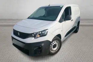 Vue 3/4 avant d'un Peugeot Partner blanc 2021 avec pare-chocs noir et plaque Abeilhe Autos sur un parking extérieur.