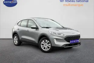 Vue 3/4 avant droite d'un Ford Kuga gris clair 2024 avec calandre noire et jantes alliage, version Titanium essence.