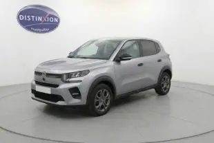Citroën C3 Turbo 100 ch 2025 gris foncé vue 3/4 avant droit avec jantes et calandre moderne dans studio blanc.