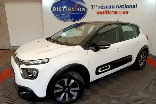 Citroën C3 blanche vue 3/4 avant droit, avec protections latérales noires et jantes alliage distinctives.