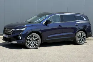Renault Espace 2025 bleu nocturne en vue profil droit, avec jantes alliage 20 pouces et toit panoramique noir.