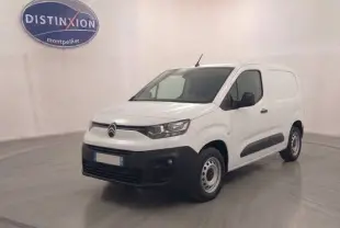 Vue 3/4 avant d’un Citroën Berlingo blanc 2026, version utilitaire avec protections noires sur portières et pare-chocs.