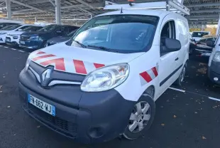 Vue 3/4 avant gauche d’un Renault Kangoo blanc 2020 avec bandes rouges diagonales sur capot et porte avant.