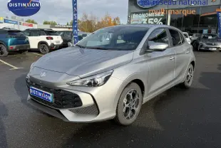 Vue 3/4 avant droite d'une MG3 1.5 Hybrid 195ch Luxury en Cosmic Silver Metal avec jantes bi-ton.
