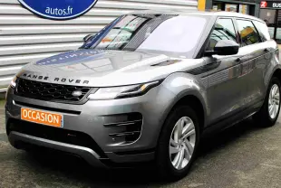 Vue 3/4 avant droit d'un Range Rover Evoque gris métal 2023 avec calandre noire et jantes argentées.