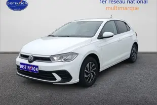 Volkswagen Polo blanc pur vue 3/4 avant droit avec jantes alliage et calandre noire chromée.