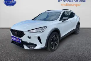 Vue 3/4 avant d'un CUPRA Formentor blanc avec jantes alu et calandre noire distinctive.
