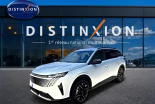 Peugeot 5008 Hybrid 145 allure e-dcs6 blanc en 3/4 avant droit, avec calandre distinctive et jantes noires.
