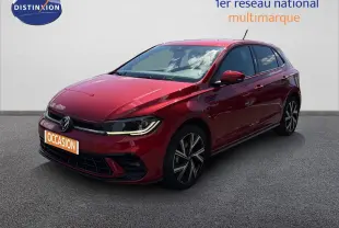 Volkswagen Polo 1.0 TSI 95 R-Line rouge roi vue 3/4 avant droit avec jantes alliage et phares LED allumés.