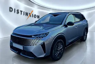 Peugeot 5008 Hybrid 145 allure e-dcs6 gris artense en 3/4 avant droit dans un showroom lumineux.