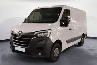 Renault Master blanc en 3/4 avant droit, fourgon utilitaire avec pare-chocs noir et rétroviseurs larges.