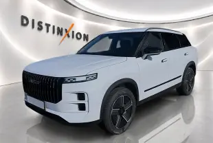 Vue 3/4 avant droite du SUV JAECOO J7 blanc kaki avec calandre verticale noire et jantes alu noires.