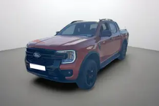 Ford Ranger Wildtrak orange Ignite vu en 3/4 avant droit avec calandre noire et jantes noires.