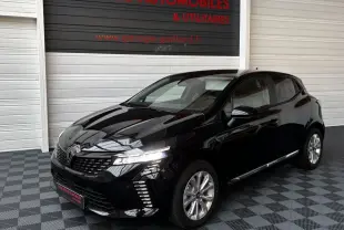 Renault Clio Evolution Blue dCi 100 noire vue 3/4 avant droit, avec feux LED allumés et jantes argentées.