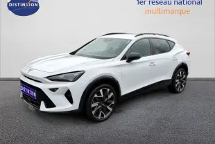 Vue 3/4 avant d'une CUPRA Formentor 1.5 eTSI blanche Neige Metal avec jantes noires et toit panoramique.