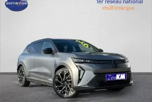 Renault Scénic E-Tech gris schiste en 3/4 avant droit avec jantes alliage et signature lumineuse LED distinctive.