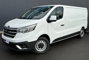 Renault Trafic Fourgon blanc glacier en 3/4 avant droit, avec calandre chromée et jantes acier simples.