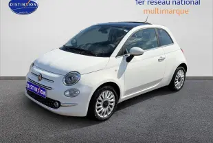 Vue 3/4 avant droite d'une Fiat 500 blanche 2023 avec jantes alu et toit panoramique en verre.